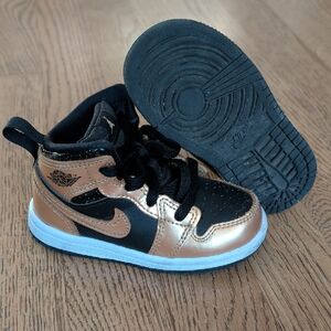 Nike Kids Black and Bronze Sneakers